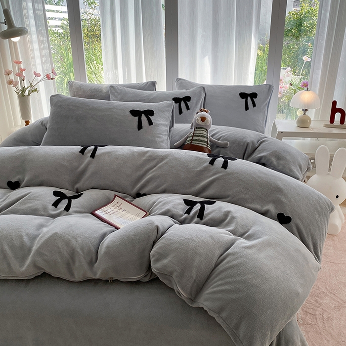 91家纺网 家纺一手货源 找家纺 茉礼 2025新款心动蝴蝶结A类加厚牛奶绒四件套毛巾绣四件套 心动灰