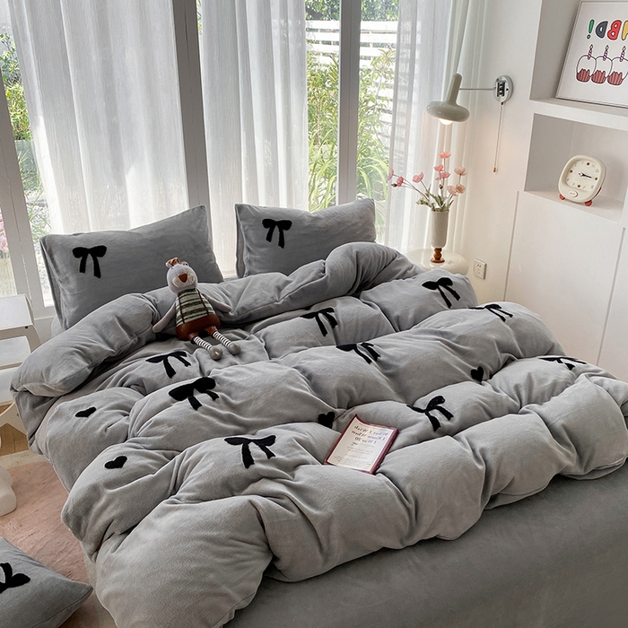 91家纺网 家纺一手货源 找家纺 茉礼 2025新款心动蝴蝶结A类加厚牛奶绒四件套毛巾绣四件套 心动灰