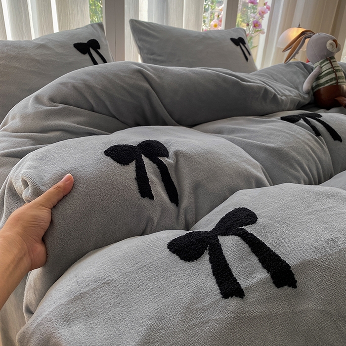 91家纺网 家纺一手货源 找家纺 茉礼 2025新款心动蝴蝶结A类加厚牛奶绒四件套毛巾绣四件套 心动灰