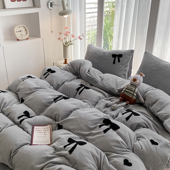 91家纺网 家纺一手货源 找家纺 茉礼 2025新款心动蝴蝶结A类加厚牛奶绒四件套毛巾绣四件套 心动灰