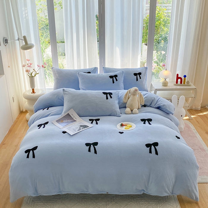 91家纺网 家纺一手货源 找家纺 茉礼 2025新款心动蝴蝶结A类加厚牛奶绒四件套毛巾绣四件套 心动蓝