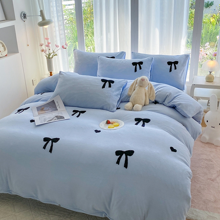 91家纺网 家纺一手货源 找家纺 茉礼 2025新款心动蝴蝶结A类加厚牛奶绒四件套毛巾绣四件套 心动蓝