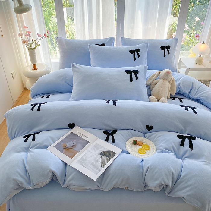 91家纺网 家纺一手货源 找家纺 茉礼 2025新款心动蝴蝶结A类加厚牛奶绒四件套毛巾绣四件套 心动蓝