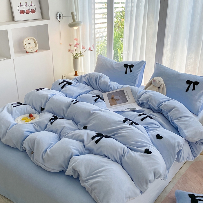 91家纺网 家纺一手货源 找家纺 茉礼 2025新款心动蝴蝶结A类加厚牛奶绒四件套毛巾绣四件套 心动蓝