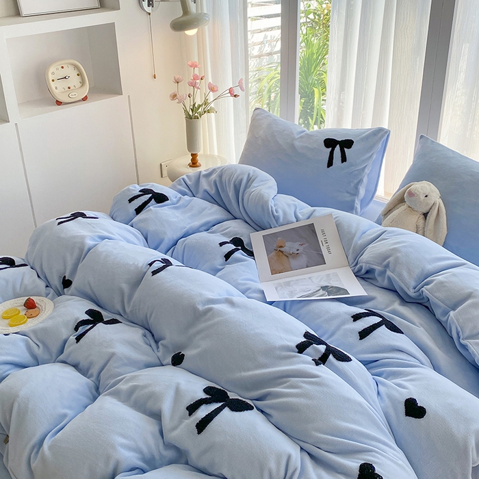 91家纺网 家纺一手货源 找家纺 茉礼 2025新款心动蝴蝶结A类加厚牛奶绒四件套毛巾绣四件套 心动蓝