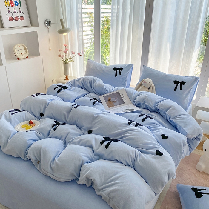 91家纺网 家纺一手货源 找家纺 茉礼 2025新款心动蝴蝶结A类加厚牛奶绒四件套毛巾绣四件套 心动蓝