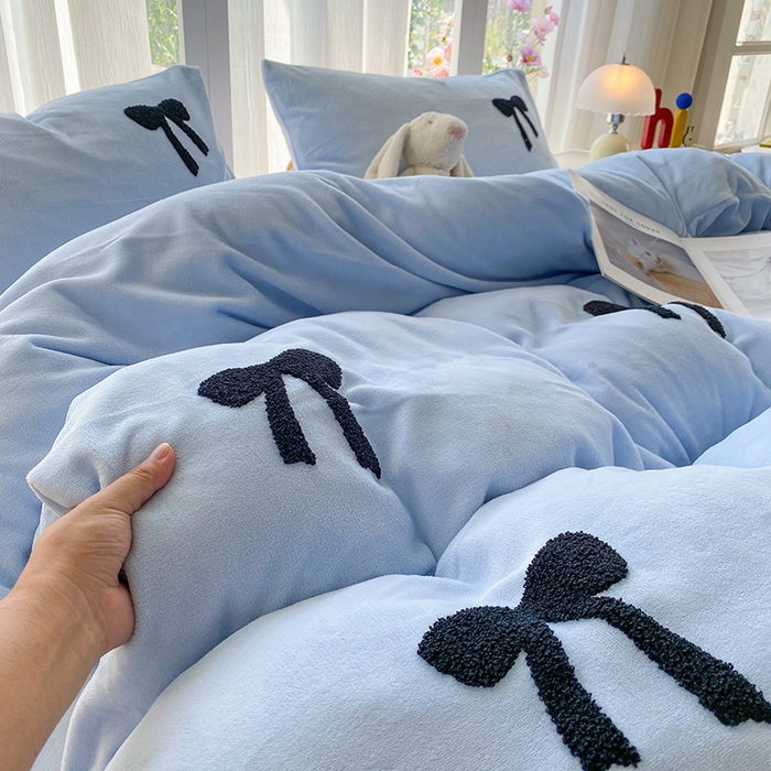 91家纺网 家纺一手货源 找家纺 茉礼 2025新款心动蝴蝶结A类加厚牛奶绒四件套毛巾绣四件套 心动蓝