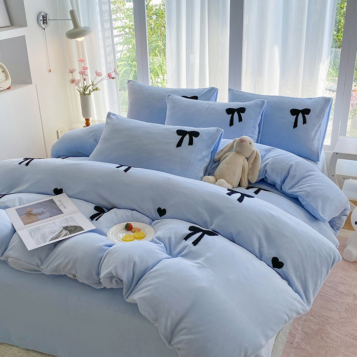 91家纺网 家纺一手货源 找家纺 茉礼 2025新款心动蝴蝶结A类加厚牛奶绒四件套毛巾绣四件套 心动蓝