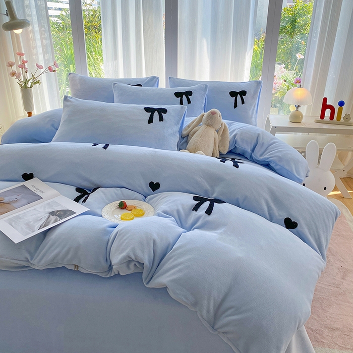 91家纺网 家纺一手货源 找家纺 茉礼 2025新款心动蝴蝶结A类加厚牛奶绒四件套毛巾绣四件套 心动蓝