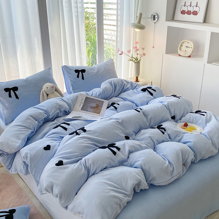 91家纺网 家纺一手货源 找家纺 茉礼 2025新款心动蝴蝶结A类加厚牛奶绒四件套毛巾绣四件套 心动蓝