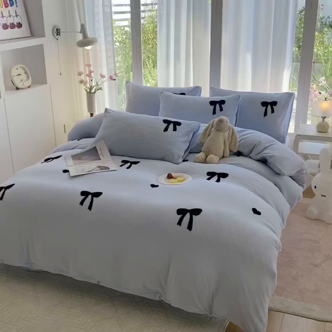 91家纺网 家纺一手货源 找家纺 茉礼 2025新款心动蝴蝶结A类加厚牛奶绒四件套毛巾绣四件套 心动蓝