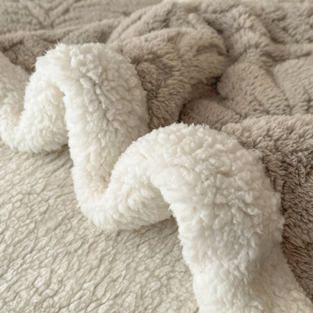 91家纺网 家纺一手货源 找家纺 欧邦 2025新款提塔芙绒绒羊羔绒毛毯-繁花 繁花-月影灰