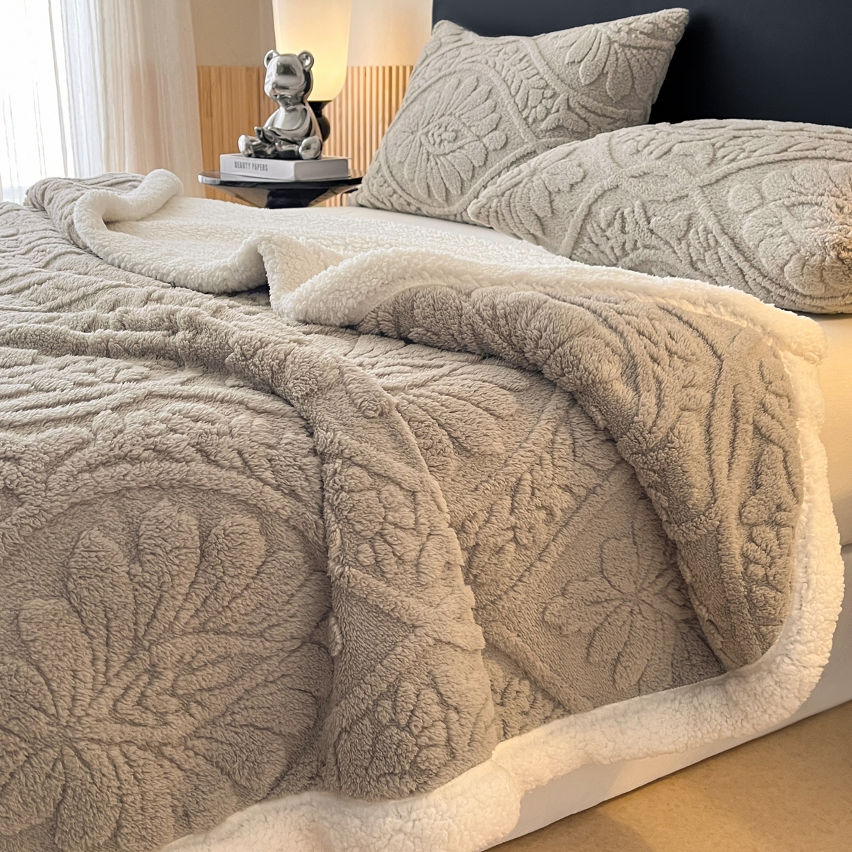 91家纺网 家纺一手货源 找家纺 欧邦 2025新款提塔芙绒绒羊羔绒毛毯-繁花 繁花-月影灰