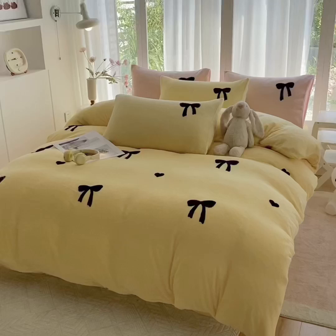 91家纺网 家纺一手货源 找家纺 茉礼 2025新款心动蝴蝶结A类加厚牛奶绒四件套毛巾绣四件套 心动奶黄