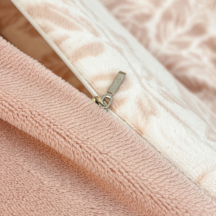 91家纺网 家纺一手货源 找家纺 倾慕家纺 2026新款舒适保暖立体浮雕绒系列四件套 爱意浓粉