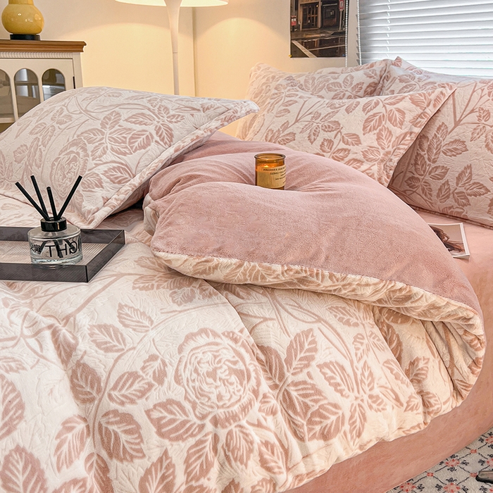 91家纺网 家纺一手货源 找家纺 倾慕家纺 2026新款舒适保暖立体浮雕绒系列四件套 爱意浓粉