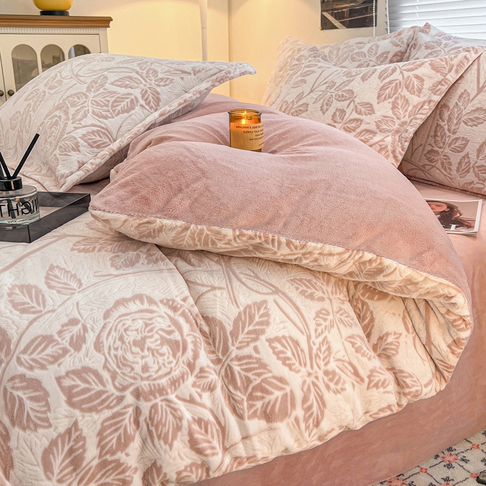 91家纺网 家纺一手货源 找家纺 倾慕家纺 2026新款舒适保暖立体浮雕绒系列四件套 爱意浓粉