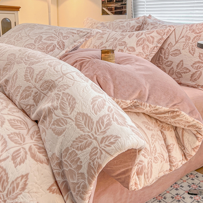 91家纺网 家纺一手货源 找家纺 倾慕家纺 2026新款舒适保暖立体浮雕绒系列四件套 爱意浓粉