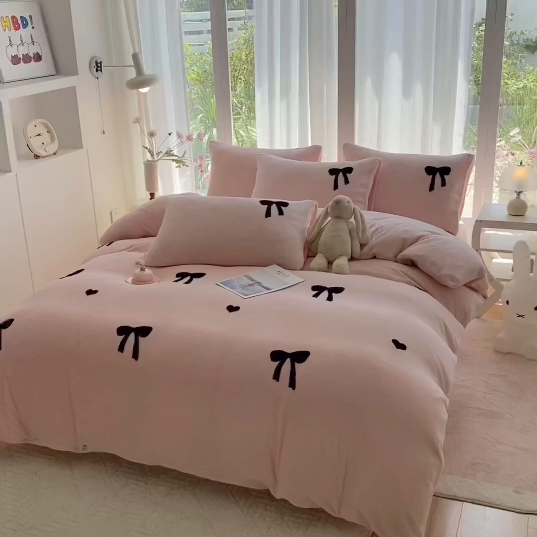 91家纺网 家纺一手货源 找家纺 茉礼 2025新款心动蝴蝶结A类加厚牛奶绒四件套毛巾绣四件套 心动粉