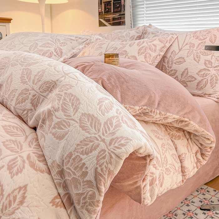 91家纺网 家纺一手货源 找家纺 倾慕家纺 2026新款舒适保暖立体浮雕绒系列四件套 爱意浓粉