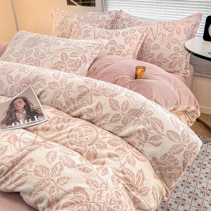 91家纺网 家纺一手货源 找家纺 倾慕家纺 2026新款舒适保暖立体浮雕绒系列四件套 爱意浓粉