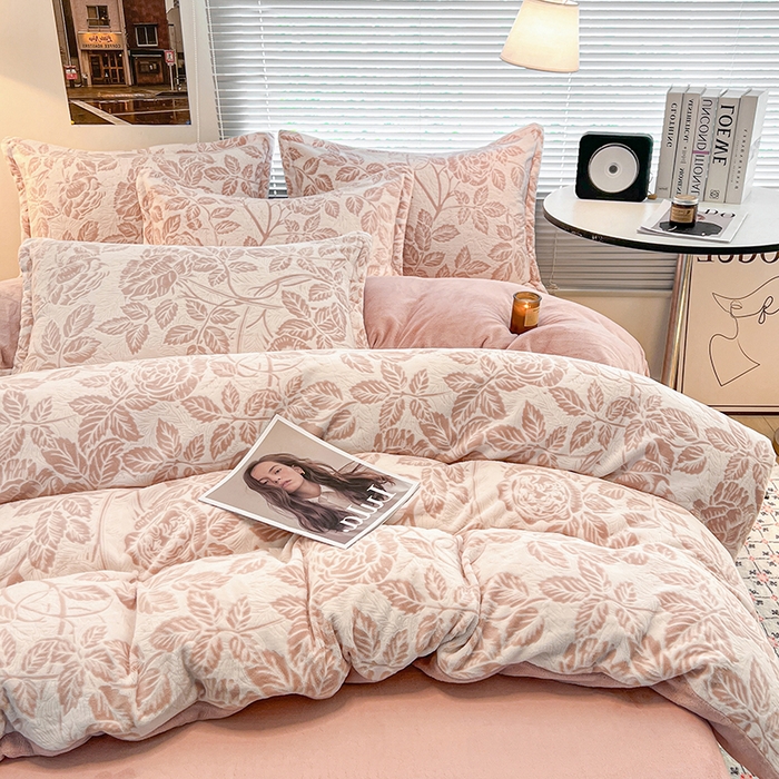 91家纺网 家纺一手货源 找家纺 倾慕家纺 2026新款舒适保暖立体浮雕绒系列四件套 爱意浓粉