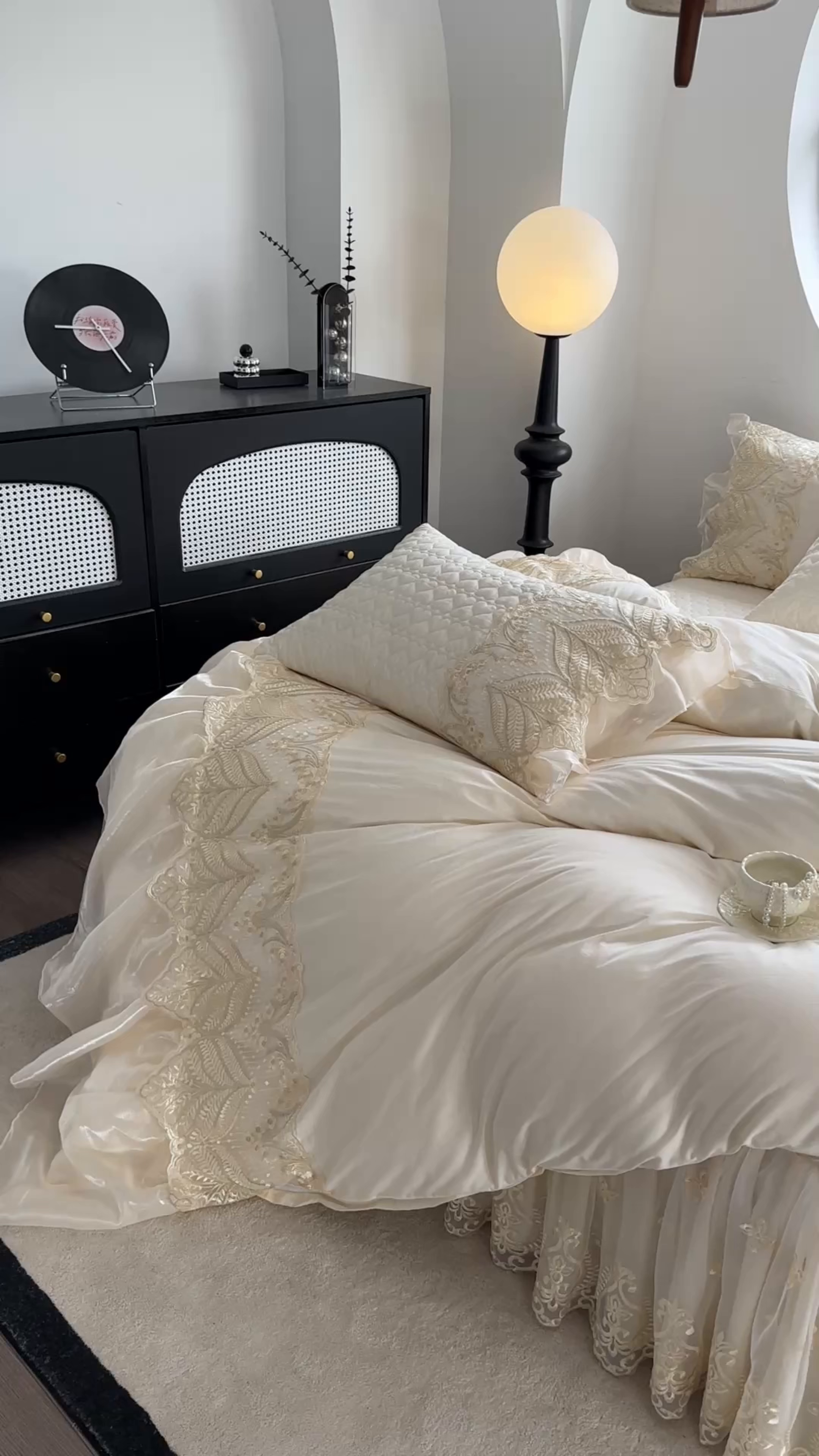 91家纺网 家纺一手货源 找家纺 罗艺轩 2025新款全棉纯棉蕾丝刺绣琉璃床裙四件套（1.5m控价288起、1.8m控价293起、1.8m加大控价303起、1.8*2.2m控价298起、1.8*2.2m加大控价308起、2.0m控价3