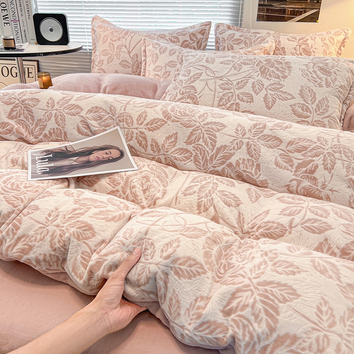 91家纺网 家纺一手货源 找家纺 倾慕家纺 2026新款舒适保暖立体浮雕绒系列四件套 爱意浓粉