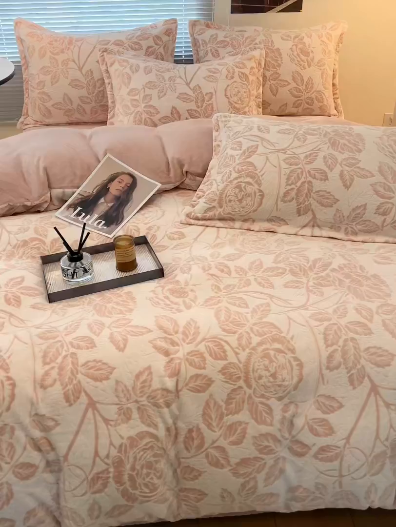 91家纺网 家纺一手货源 找家纺 倾慕家纺 2026新款舒适保暖立体浮雕绒系列四件套 爱意浓粉