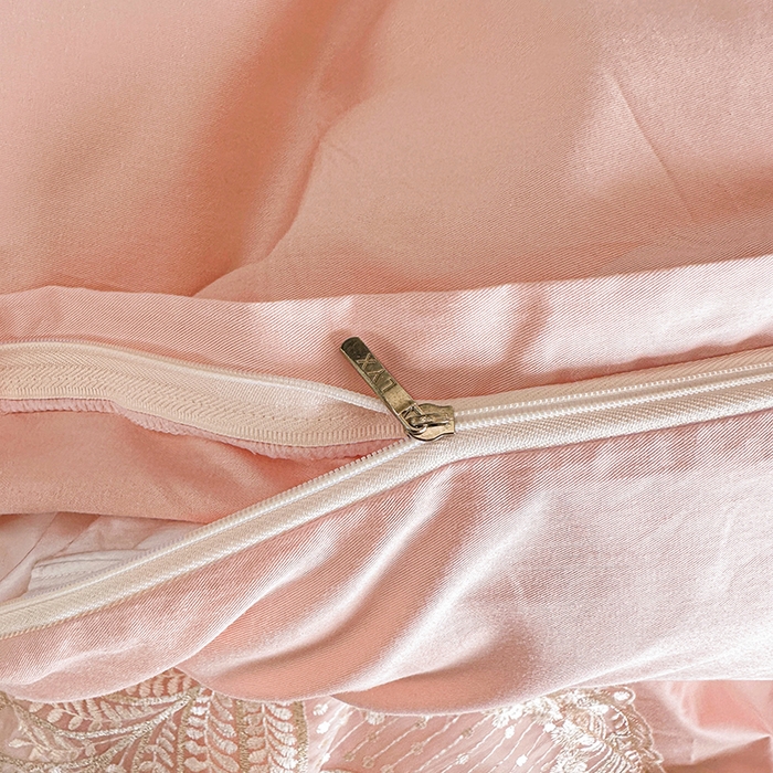 91家纺网 家纺一手货源 找家纺 罗艺轩 2025新款全棉纯棉蕾丝刺绣琉璃床裙四件套（1.5m控价288起、1.8m控价293起、1.8m加大控价303起、1.8*2.2m控价298起、1.8*2.2m加大控价308起、2.0m控价3