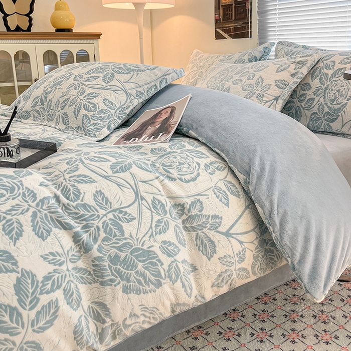 91家纺网 家纺一手货源 找家纺 倾慕家纺 2026新款舒适保暖立体浮雕绒系列四件套 爱意浓蓝