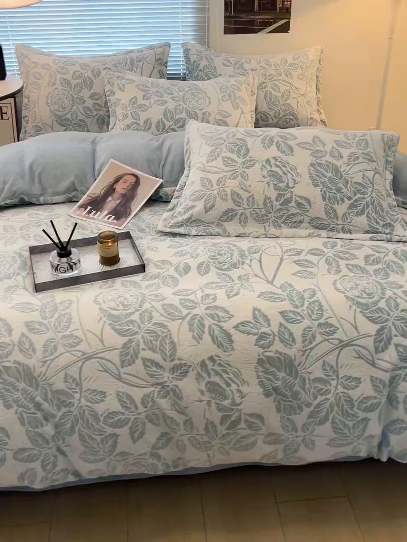 91家纺网 家纺一手货源 找家纺 倾慕家纺 2026新款舒适保暖立体浮雕绒系列四件套 爱意浓蓝