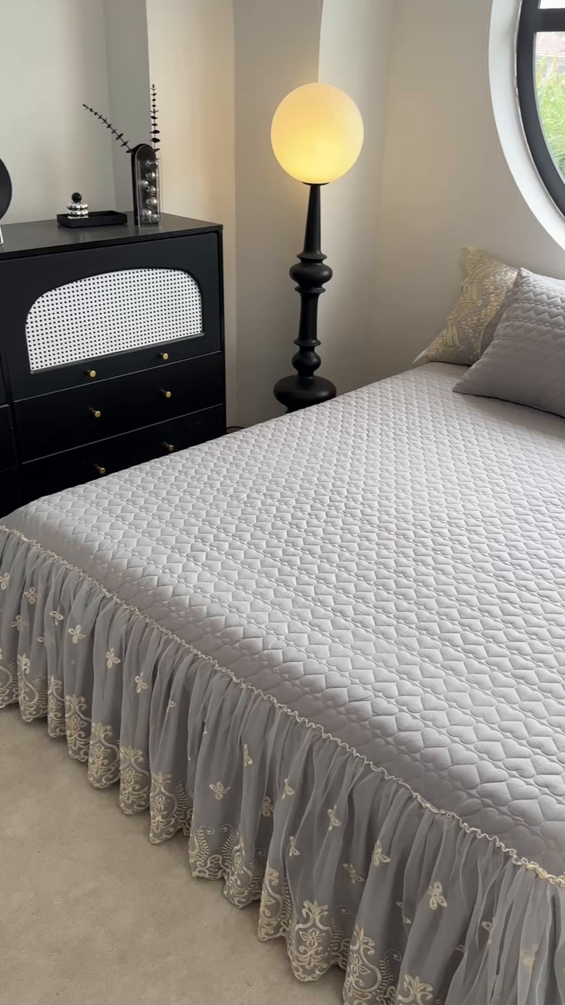 91家纺网 家纺一手货源 找家纺 罗艺轩 2025新款全棉纯棉蕾丝刺绣琉璃单床裙床裙单件（1.5m控价135起、1.8m控价140起、1.8*2.2m控价145起、2.0m控价150起） 琉璃-灰