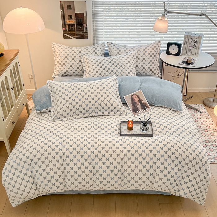 91家纺网 家纺一手货源 找家纺 倾慕家纺 2026新款舒适保暖立体浮雕绒系列四件套 彩蝶蓝