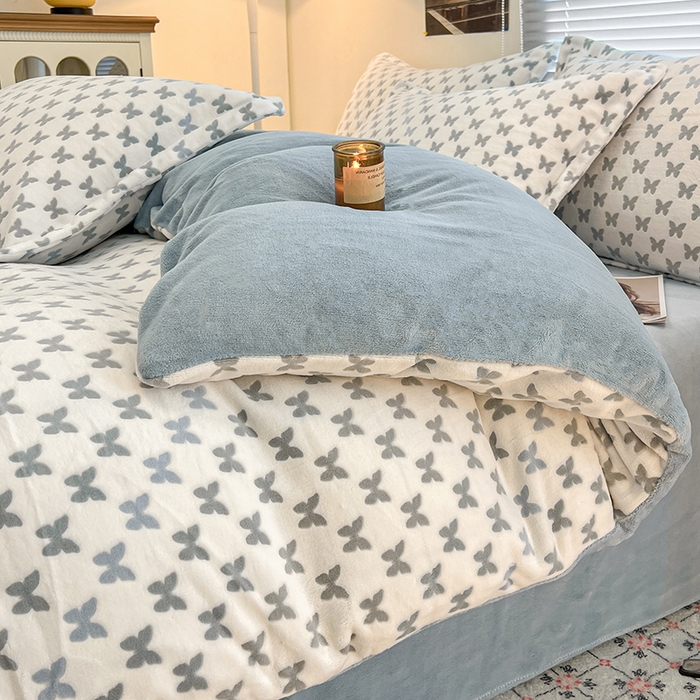 91家纺网 家纺一手货源 找家纺 倾慕家纺 2026新款舒适保暖立体浮雕绒系列四件套 彩蝶蓝