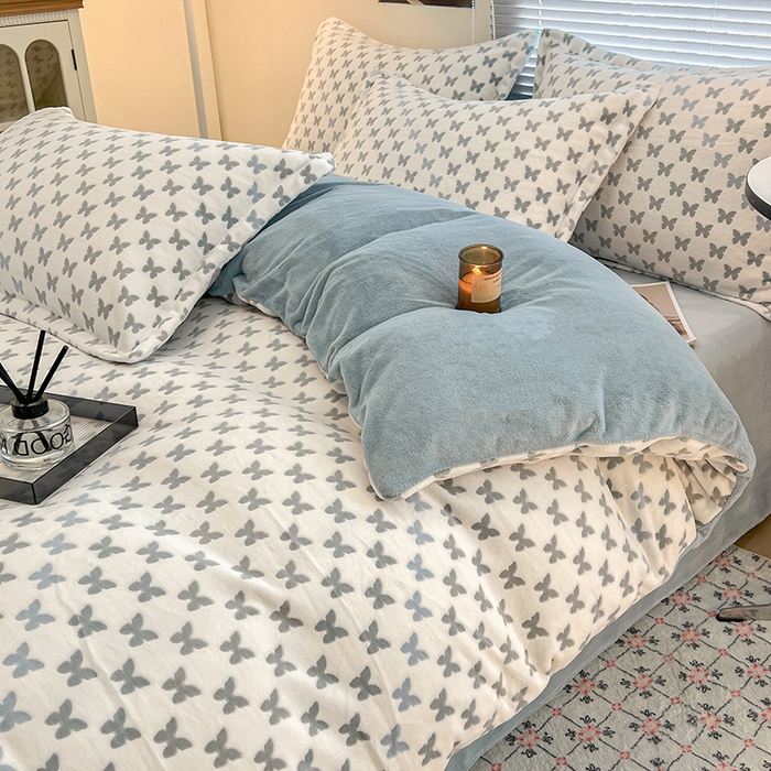 91家纺网 家纺一手货源 找家纺 倾慕家纺 2026新款舒适保暖立体浮雕绒系列四件套 彩蝶蓝