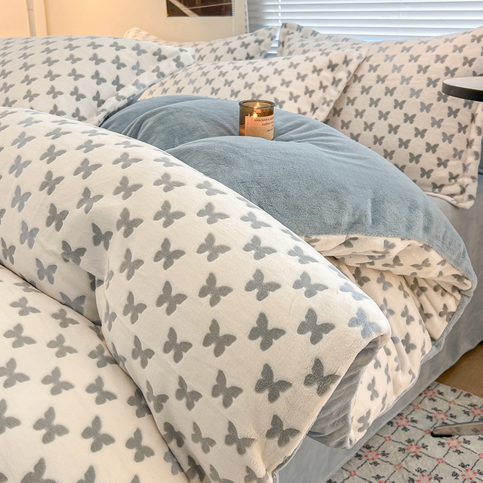 91家纺网 家纺一手货源 找家纺 倾慕家纺 2026新款舒适保暖立体浮雕绒系列四件套 彩蝶蓝