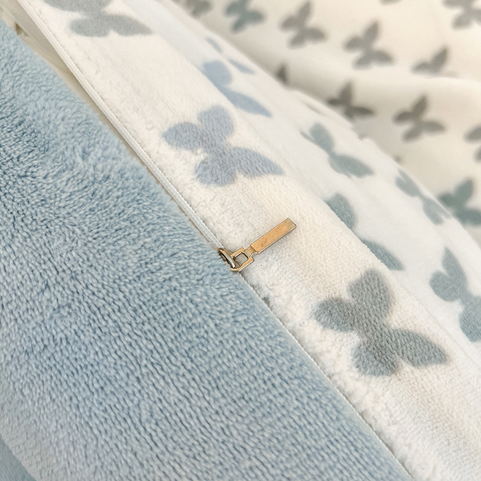 91家纺网 家纺一手货源 找家纺 倾慕家纺 2026新款舒适保暖立体浮雕绒系列四件套 彩蝶蓝