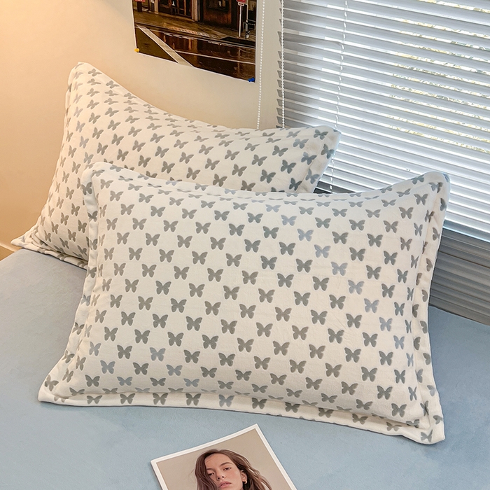 91家纺网 家纺一手货源 找家纺 倾慕家纺 2026新款舒适保暖立体浮雕绒系列四件套 彩蝶蓝