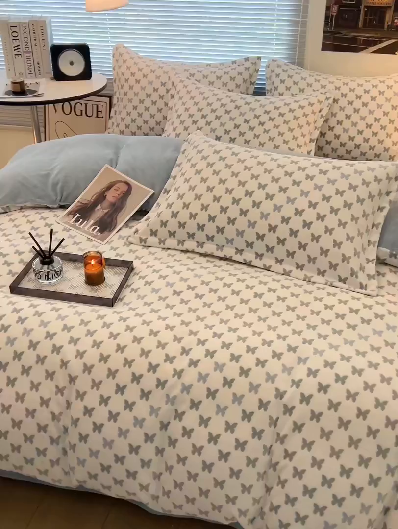 91家纺网 家纺一手货源 找家纺 倾慕家纺 2026新款舒适保暖立体浮雕绒系列四件套 彩蝶蓝