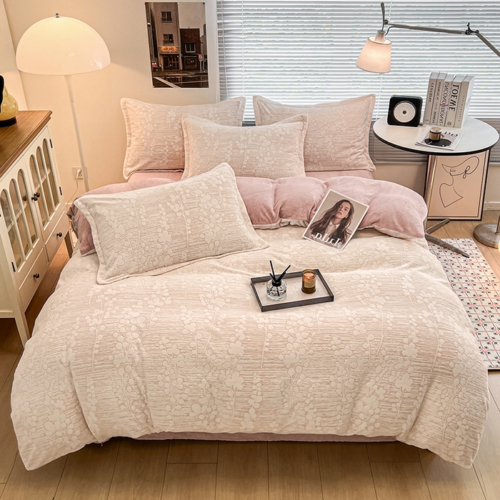 91家纺网 家纺一手货源 找家纺 倾慕家纺 2026新款舒适保暖立体浮雕绒系列四件套 豆蔻年华粉