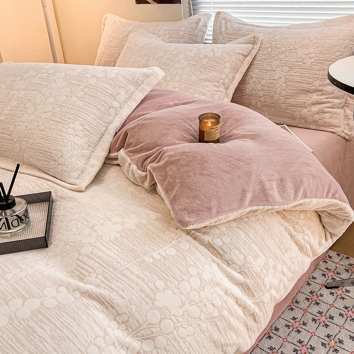 91家纺网 家纺一手货源 找家纺 倾慕家纺 2026新款舒适保暖立体浮雕绒系列四件套 豆蔻年华粉