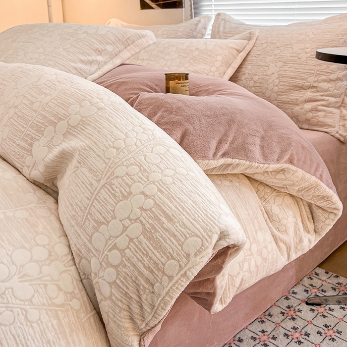 91家纺网 家纺一手货源 找家纺 倾慕家纺 2026新款舒适保暖立体浮雕绒系列四件套 豆蔻年华粉