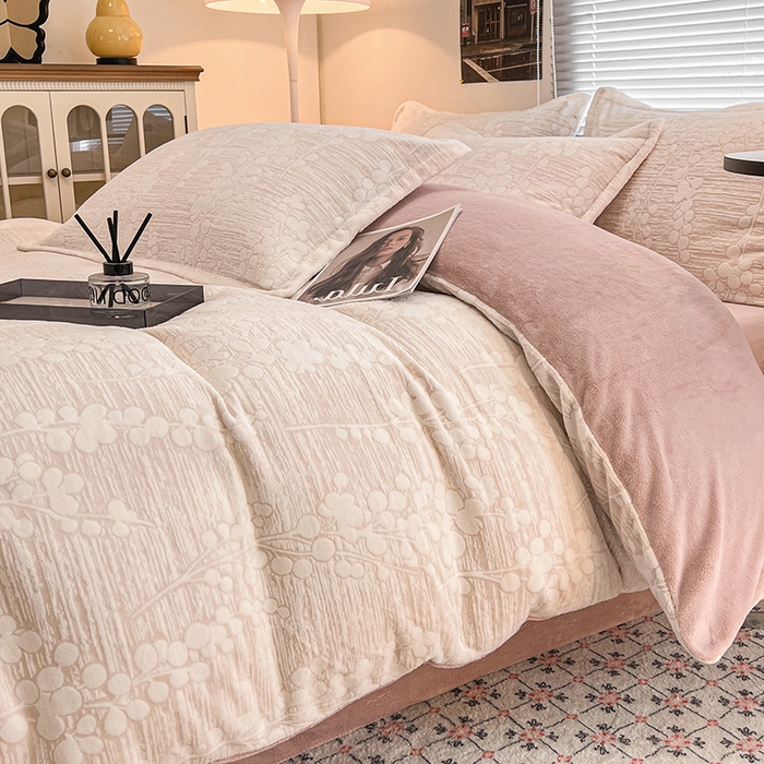 91家纺网 家纺一手货源 找家纺 倾慕家纺 2026新款舒适保暖立体浮雕绒系列四件套 豆蔻年华粉