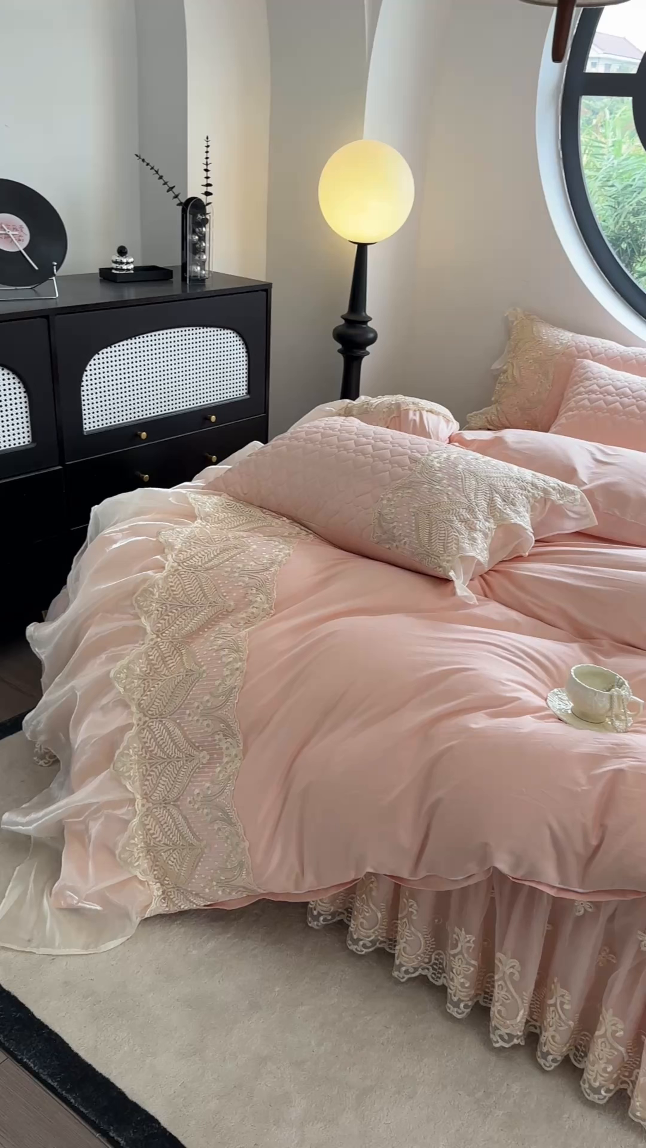 91家纺网 家纺一手货源 找家纺 罗艺轩 2025新款全棉纯棉蕾丝刺绣琉璃床裙四件套（1.5m控价288起、1.8m控价293起、1.8m加大控价303起、1.8*2.2m控价298起、1.8*2.2m加大控价308起、2.0m控价3