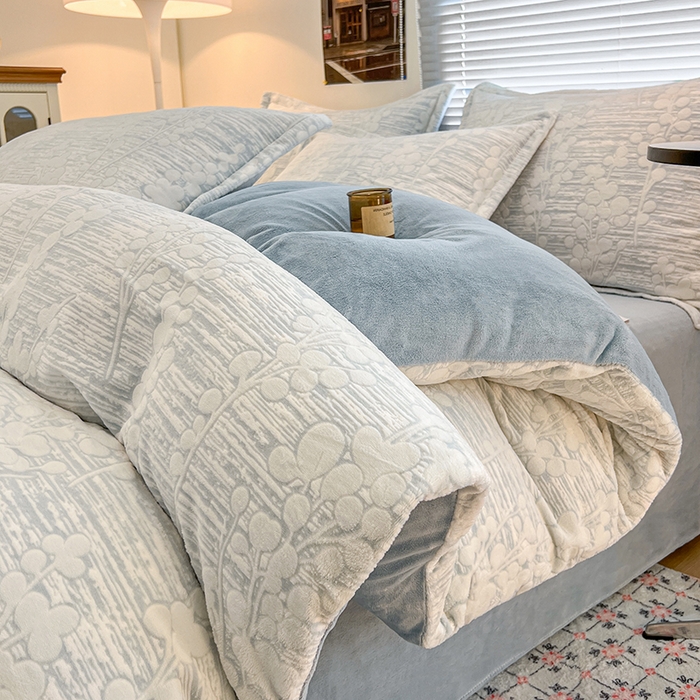 91家纺网 家纺一手货源 找家纺 倾慕家纺 2026新款舒适保暖立体浮雕绒系列四件套 豆蔻年华蓝