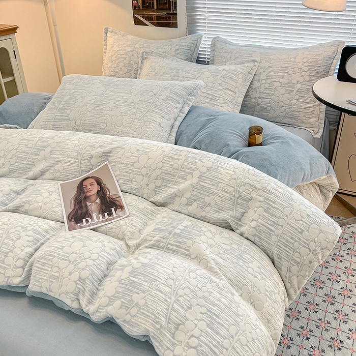 91家纺网 家纺一手货源 找家纺 倾慕家纺 2026新款舒适保暖立体浮雕绒系列四件套 豆蔻年华蓝