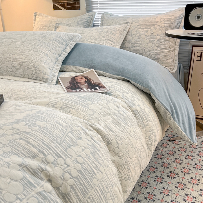 91家纺网 家纺一手货源 找家纺 倾慕家纺 2026新款舒适保暖立体浮雕绒系列四件套 豆蔻年华蓝