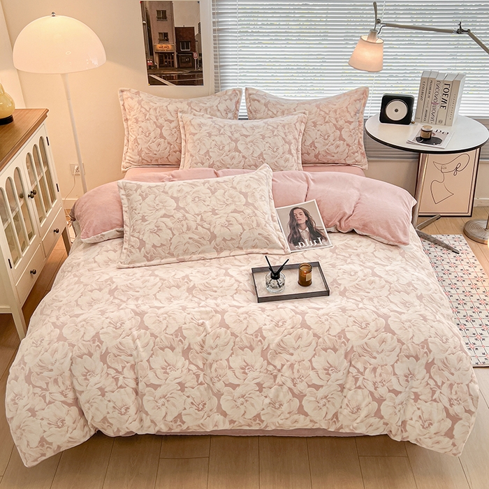 91家纺网 家纺一手货源 找家纺 倾慕家纺 2026新款舒适保暖立体浮雕绒系列四件套 繁华倾心粉