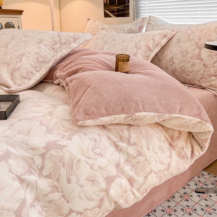 91家纺网 家纺一手货源 找家纺 倾慕家纺 2026新款舒适保暖立体浮雕绒系列四件套 繁华倾心粉
